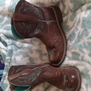 Women's Ariat size 9.5 lke new Cowboy boots. What looks like a scuff is a glare.